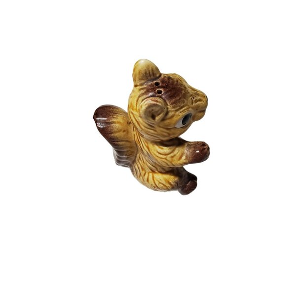 Vintage Squirrel Hugging Acorn Nut Salt and Pepper Shakers Decor Made in Japan - Picture 11 of 15